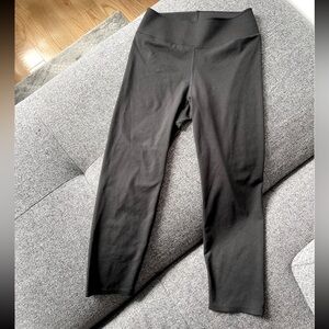 Uniqlo airism mid calf leggings 
Size: XS